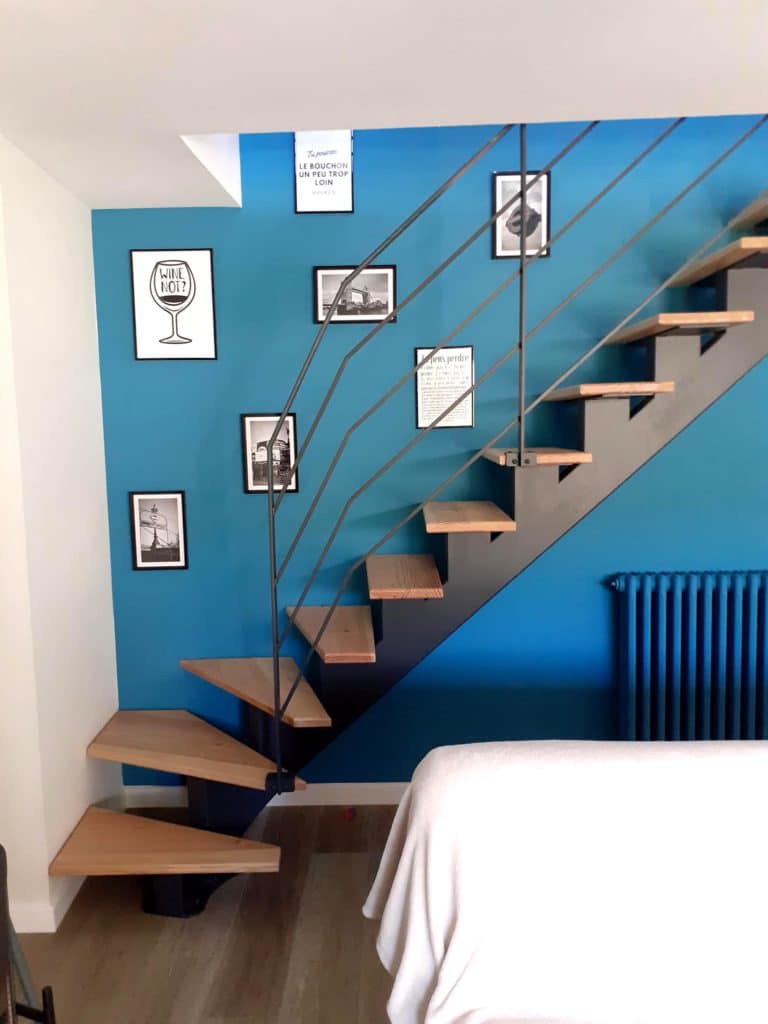 Application d'une laque mate couleur anthracite sur escalier neuf - Art & Deco, peintre a Languidic, proche Lorient, Pontivy et Vannes dans le Morbihan