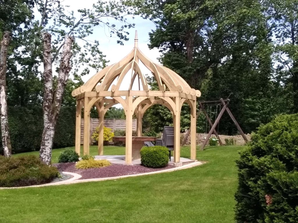 Décapage d'un kiosque et mise en lasure incolore 2 - Art & Déco, peintre à Languidic, proche Lorient, Pontivy et Vannes dans le Morbihan